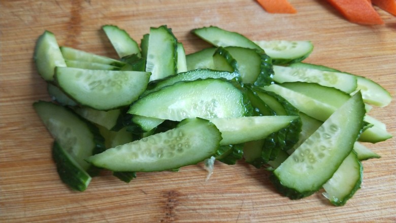 新文美食  凉拌银耳,黄瓜中间切开在切成片。