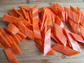 新文美食  凉拌银耳,胡萝卜切成斜刀片。