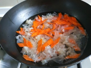 新文美食  凉拌银耳,银耳放入开水锅中煮20分钟，在倒入胡萝卜片，烫一下马上捞出来。