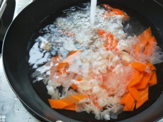 新文美食  凉拌银耳,在捞出来倒掉热水，冷水冲凉。