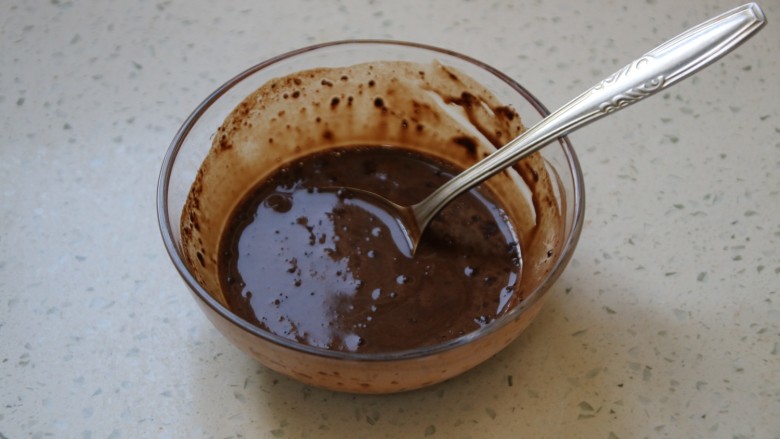 可可摩卡大理石慕斯,加热牛奶1和两种粉搅成可可咖啡糊备用