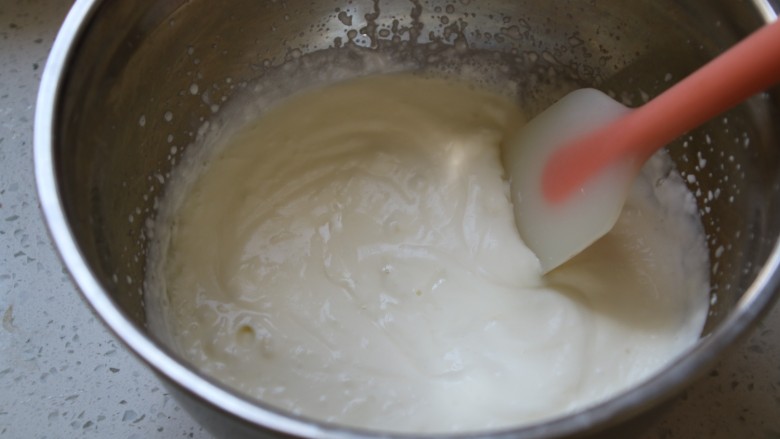 可可摩卡大理石慕斯,把吉利丁牛奶液倒入刚才打好的奶油里拌匀