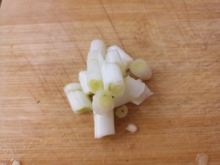 芹菜炒土豆丝,再切点葱花。