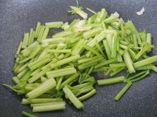 芹菜炒土豆丝,然后放芹菜炒。