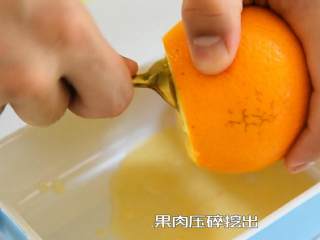 自制网红整颗橙子冰，酸甜鲜嫩还自然,果肉压碎挖出。
