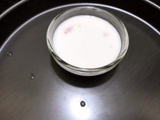 广式小吃——钵仔糕,倒入过筛的粉浆至8分满