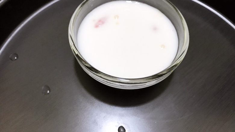 广式小吃——钵仔糕,倒入过筛的粉浆至8分满