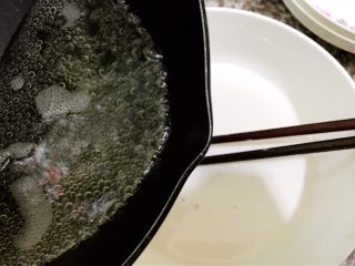 广式小吃——钵仔糕,把煮沸的糖水倒入前面调好的粉浆里