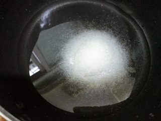 广式小吃——钵仔糕,奶锅里加入白糖和剩下的110克水