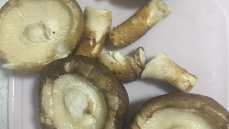 香菇蒸鸡胸肉,2️⃣ 香菇洗净切蒂。