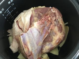 电饭锅盐焗鸡,（涂抹好盐焗鸡粉的鸡肉放冰箱2-3个小时），把姜葱土豆胡萝卜垫底，把冷冻好的鸡肉放进电饭锅里面