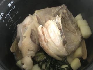 电饭锅盐焗鸡,直接按煮饭键，摁两次；鸡肉会自己出水分，不需要另外加水的