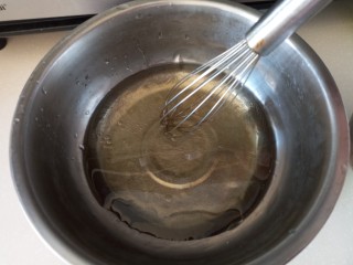 自制豆沙蛋黄月饼,放在一个盆里搅拌均匀