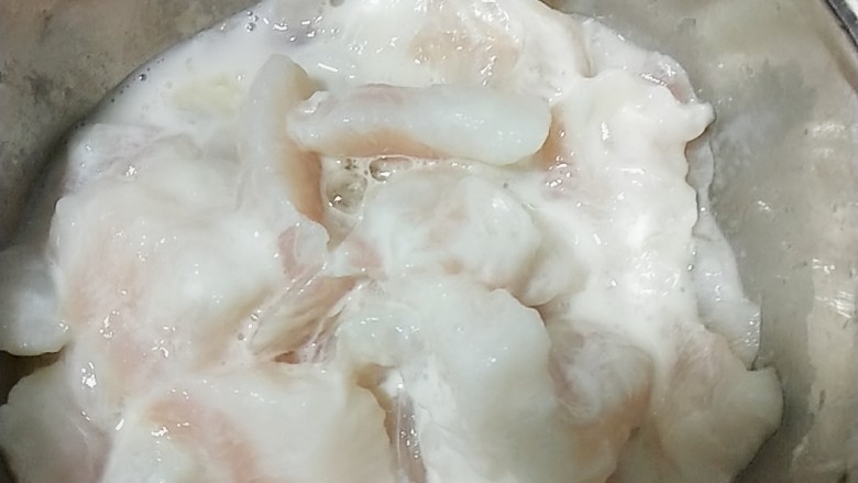 泉水豆花巴沙鱼,切厚片，用蛋清、淀粉，抓匀。可加盐稍腌一会，不加也可以。