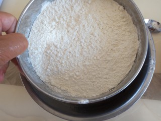 自制豆沙蛋黄月饼,过筛中粉