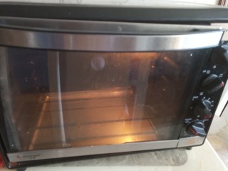 自制豆沙蛋黄月饼,烤箱180°预热