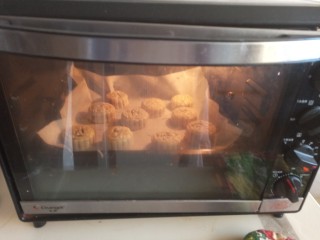自制豆沙蛋黄月饼,200°烤15分钟即可