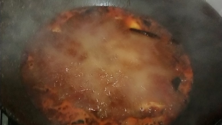 泉水豆花巴沙鱼,炒锅加油，加葱姜爆香后加入郫县豆瓣酱，加矿泉水烧开。下入鱼片，烧开。