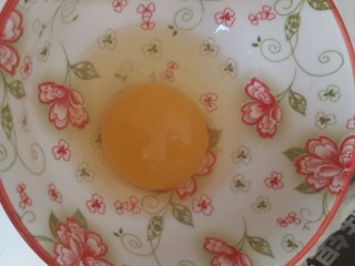 自制豆沙蛋黄月饼,鸡蛋打散。倒出2/3蛋液搅拌均匀