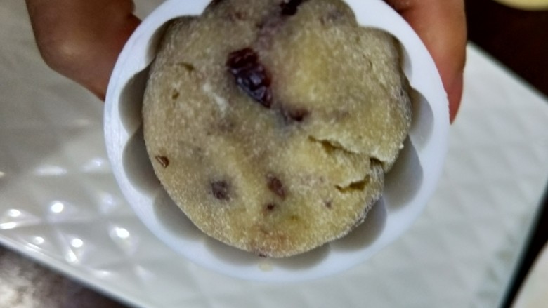 蔓越莓绿豆月饼,然后抹一层薄薄熟粉，再放入月饼模具中。