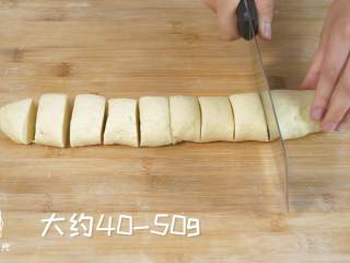 奶黄包18m+,切小剂子，大概一个40—50g，然后往上撒点干粉。