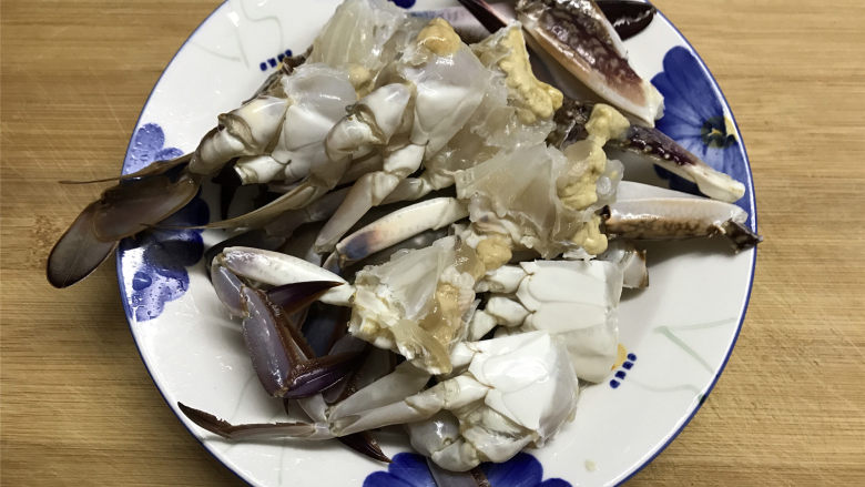 梭子蟹泡饭粥,梭子蟹买回来后，清洗干净，去壳，去腮，去泥肠用切成小块。