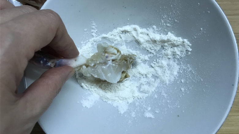 梭子蟹泡饭粥,切成小块的梭子蟹沾上面粉，沾面粉可以裹住它的膏黄，炒的时候不会流出。