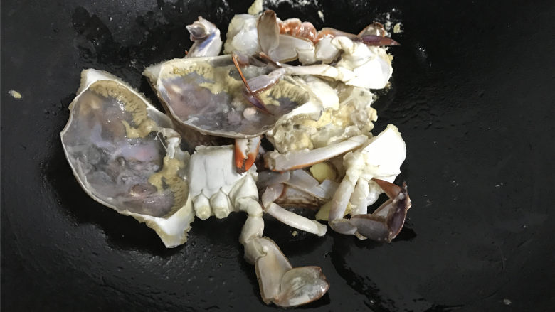 梭子蟹泡饭粥,放入裹了面粉的蟹块。