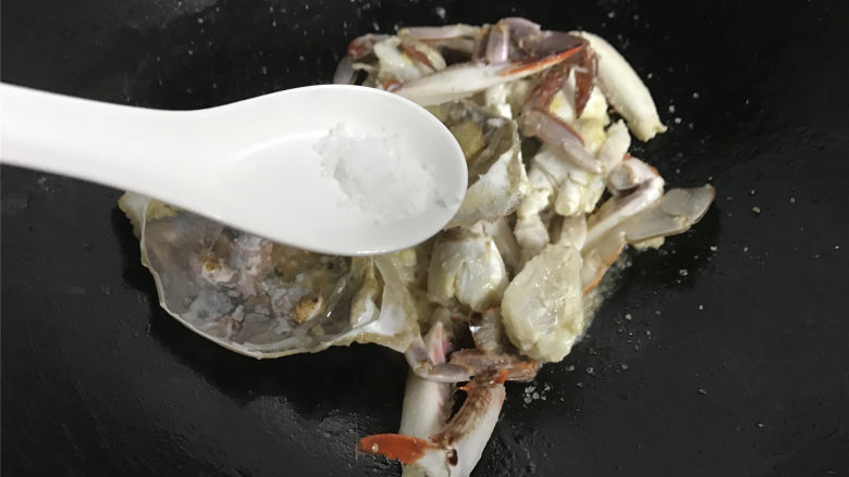 梭子蟹泡饭粥,炒匀后再加少许盐。