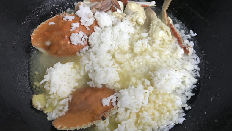 梭子蟹泡饭粥,煮开后放入米饭一起煮。