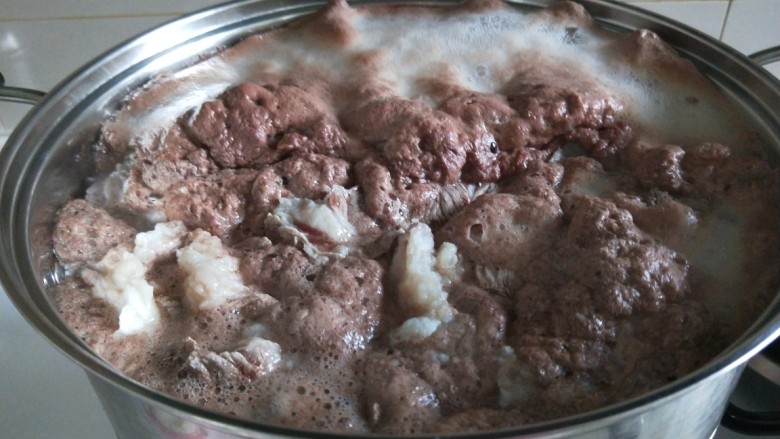 新文美食  酱牛肉,烧开后会有血沫浮起来，等5分钟后捞出来洗干净，倒掉血水锅洗干净在放入牛肉。