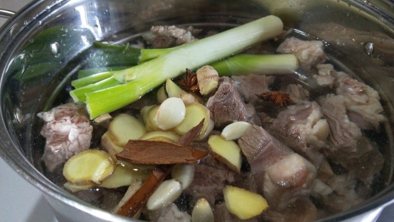 新文美食  酱牛肉,把调料放入锅中加入足够的水。