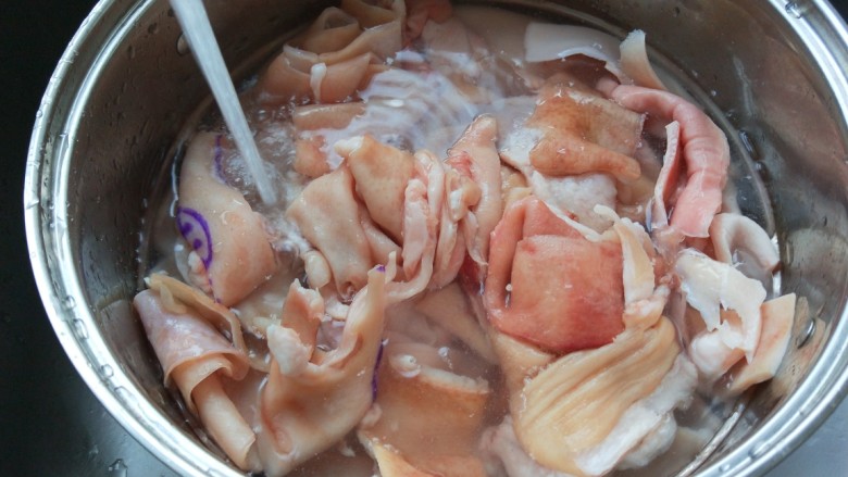 新文美食  美容养颜猪皮冻,冲洗干净捞出来放入锅中。