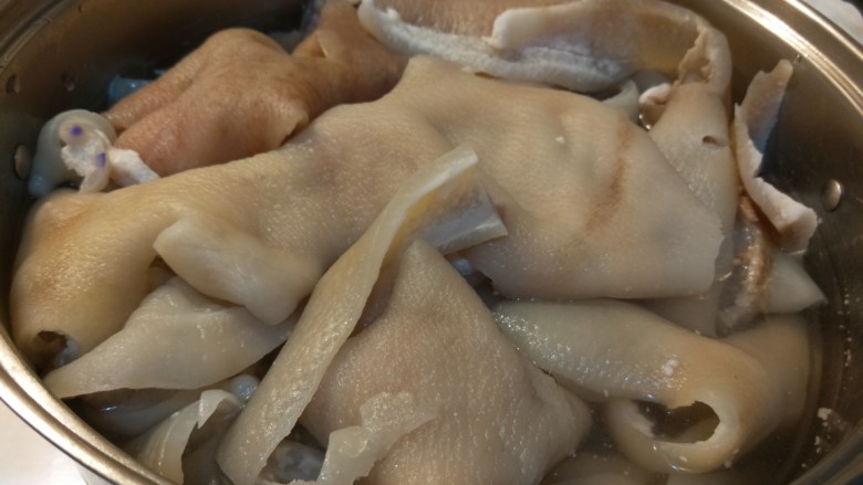 新文美食  美容养颜猪皮冻,在放入冷水冲洗捞出来。