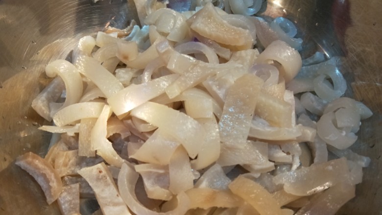 新文美食  美容养颜猪皮冻,在切成小条放入锅中。