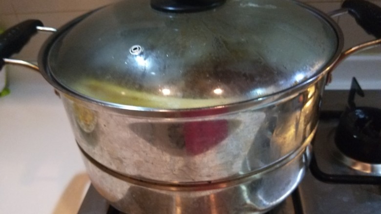 新文美食  美容养颜猪皮冻,盖好锅盖煮到汤汁浓稠即可。