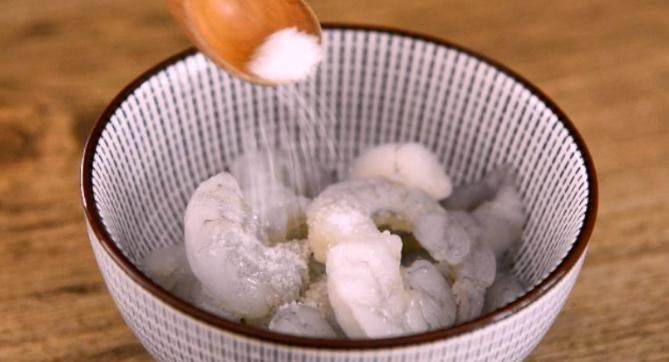吃腻了甜月饼?教你制作水晶虾仁月饼,让你过不一样的中秋节,将南美虾仁倒入碗中，加入盐、抓匀腌制10分钟