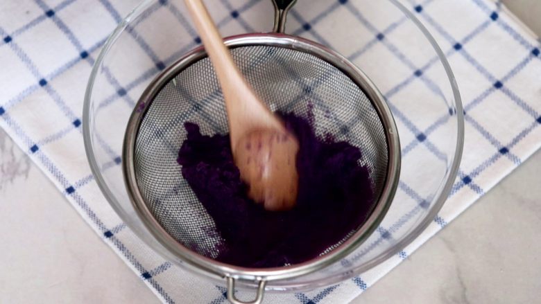 无糖紫薯溶豆,
过筛混合好的紫薯泥
tips：这样做出来的紫薯溶豆比较细腻，千万一定要过筛
