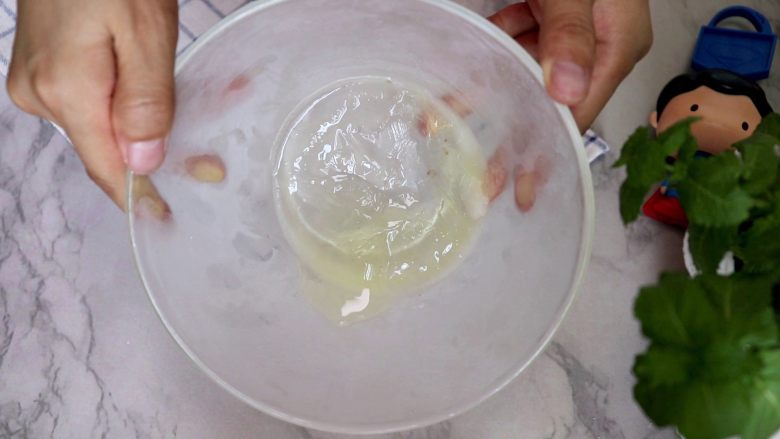 无糖紫薯溶豆,如左图，冷冻的蛋清边缘处出冰渣

