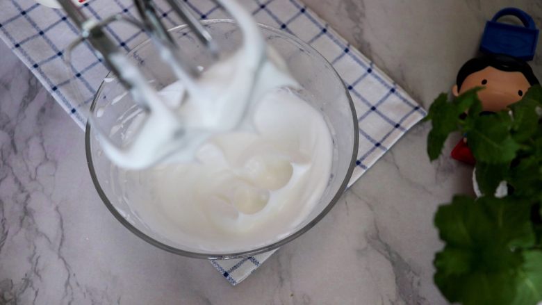 无糖紫薯溶豆,提起打蛋器有直立尖角硬性发泡状态
tips：蛋清的打发是溶豆成型成功的关键步骤