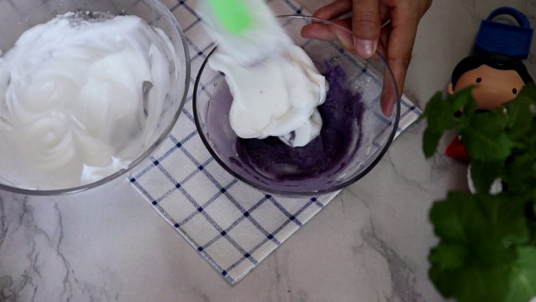 无糖紫薯溶豆,取1/3蛋白霜到紫薯泥糊中