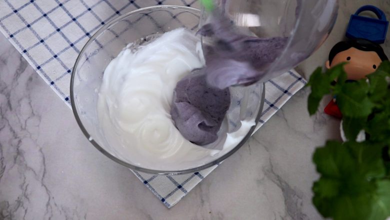 无糖紫薯溶豆,翻拌均匀的紫薯糊倒回剩下的蛋白霜中
