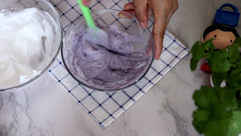 无糖紫薯溶豆,翻拌均匀
tips：此步骤一定要翻拌手法（画J的方式），也可以画井字，Z字，千万别画圈搅拌，消泡的话，溶豆是不会成型的