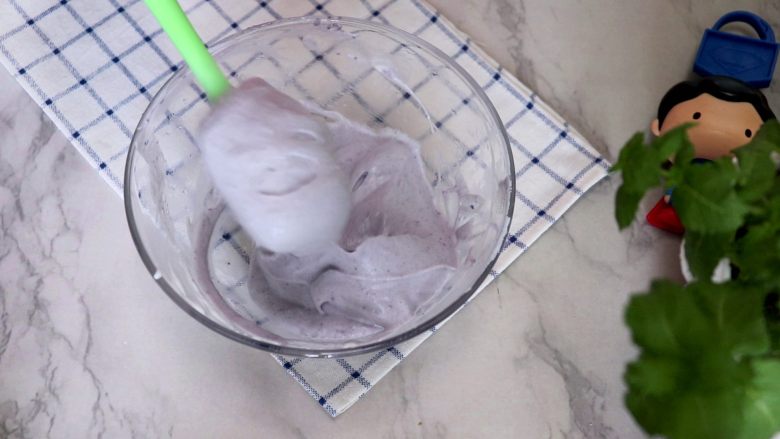 无糖紫薯溶豆,翻拌均匀
tips：翻拌手法与步骤14同样的手法