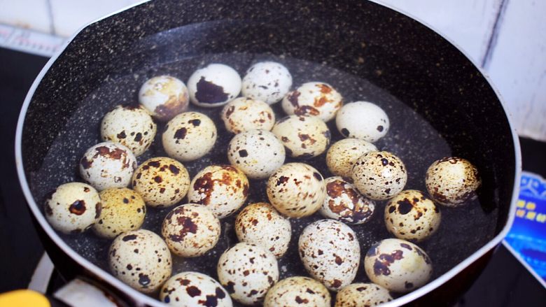 五香鹌鹑蛋,把鹌鹑蛋洗净，冷水下锅，大火烧开，转小火煮5分钟