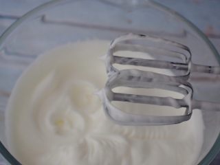 棉花蛋糕,打发至提起打蛋器有小尖角即可，即为蛋白霜