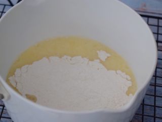 棉花蛋糕,倒入筛好的低筋面粉搅拌成面糊