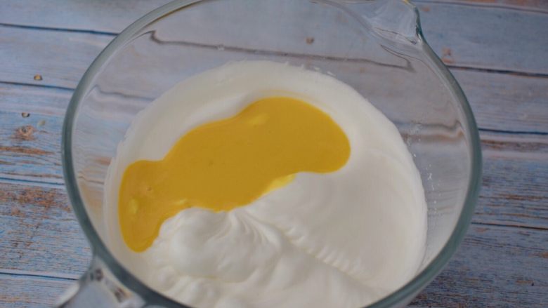 棉花蛋糕,把蛋黄糊分三次加入蛋白霜中，每次加入都要拌匀才能加入下一次。上下拌匀或翻拌手法拌匀，不要画圈，不然会消泡