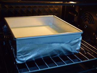 棉花蛋糕,放入预热好的烤箱，用水浴法下层，我是烤网下面放盘水，模具放烤网上，上下火145度，下层70-80分钟