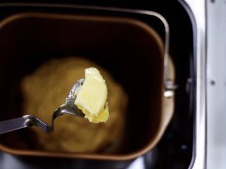 杏仁牛角面包,这个时候面团属于伸展阶段，加入室温软化的黄油，再次启动面包机揉面。